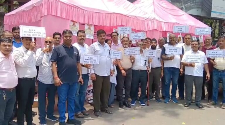 Jamshedpue: जमशेदपुर केमिस्ट्स एंड ड्रगिस्ट्स एसोसिएशन की ओर से साकची गोलचक्कर पर विरोध प्रदर्शन, बंद रही अधिकांश दवा दुकानें