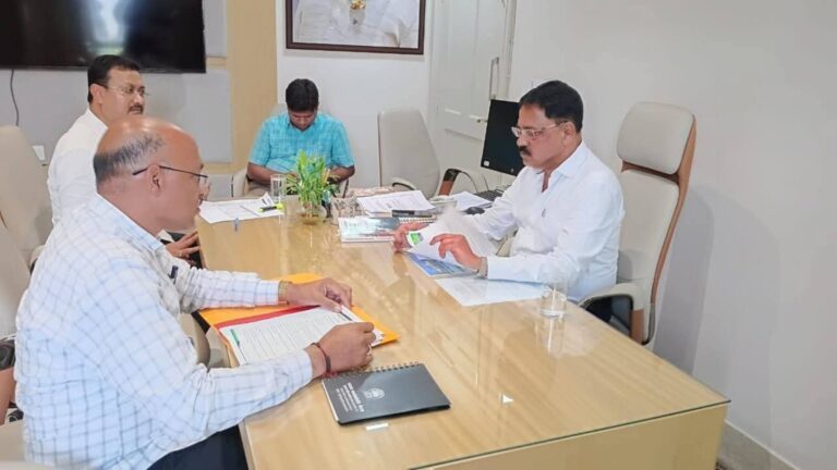 Seraikella: छऊ कला के संरक्षण को लेकर मंत्री से मिले नगर पंचायत अध्यक्ष मनोज चौधरी