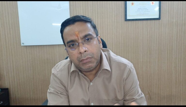 Jharkhand: हेमंत सोरेन सरकार में आदित्यपुर नगर निगम के अपर नगर आयुक्त रवि प्रकाश लूट रहे सरकारी खजाना! रवि प्रकाश के ट्रांसफर एवं करवाई पर मुख्यमंत्री तथा नगर विकास मंत्री क्यों है मौन?