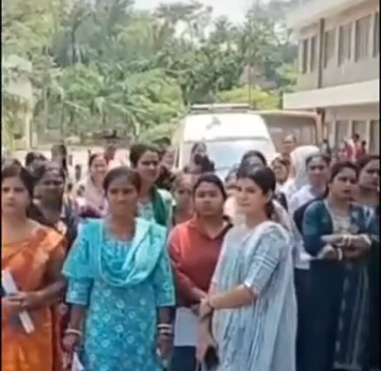 Jamshedpur: ग्रेजुएट कॉलेज परीक्षा केंद्र पर हंगामा, कई अभ्यर्थियों को गेट पर ही रोका, विरोध प्रदर्शन