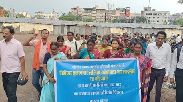 Jamshedpur: कोवाली पंचायत में जन वितरण प्रणाली दुकान संचालक पर राशन वितरण में अनियमितता का आरोप, डीसी से शिकायत