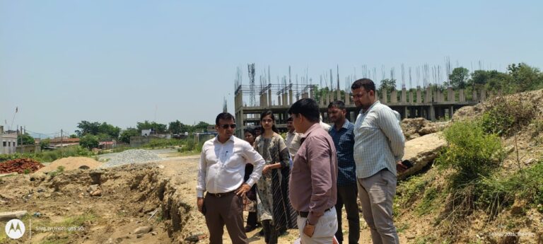 Jamshedpur News :बिरसानगर आवास परियोजना का उपनगर आयुक्त ने किया निरीक्षण, माह अंत तक नाली निर्माण पूरा करने का निर्देश