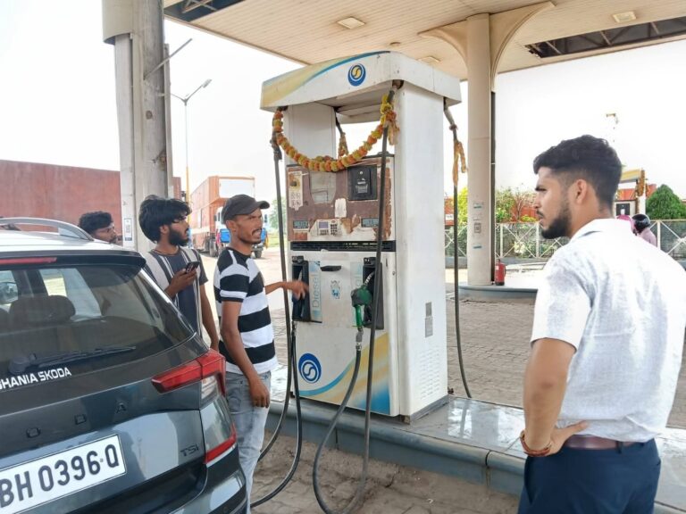 Saraikela Kharsawan News :सरायकेला में पेट्रोल पंपों पर प्रशासन की सख्ती, एसडीओ ने किया औचक निरीक्षण