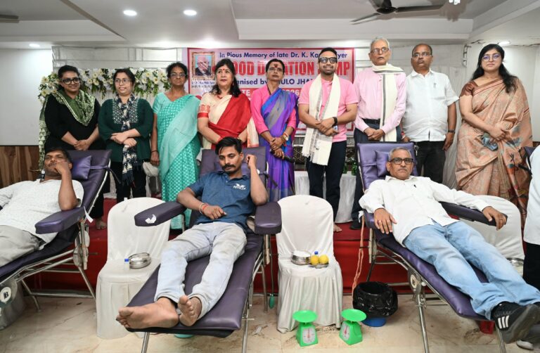 JAMSHEDPUR NEWS: तुलसी भवन में फूलो झानो वीमेन एम्पॉवरमेंट मिशन का विशाल रक्तदान शिविर, 100 से अधिक यूनिट रक्त संग्रह