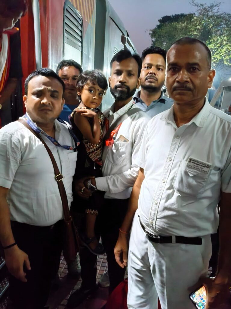 DHANBAD NEWS: कोसी सुपर एक्सप्रेस में छूटी मासूम बच्ची, टीटीई नवदीप और चंदन की सतर्कता से माता-पिता से हुई सुरक्षित मुलाकात