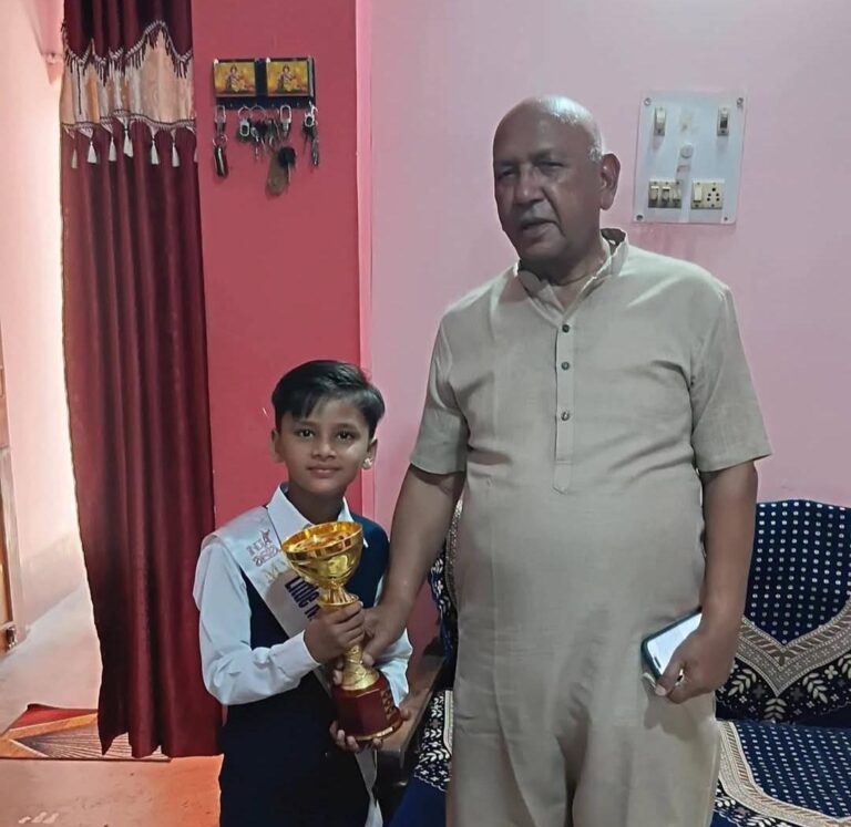 JAMSHEDPUR NEWS: बारीडीह के 8 वर्षीय आदित्य राज ने मॉडलिंग प्रतियोगिता में हासिल किया दूसरा स्थान, विधायक सरयू राय ने बढ़ाया हौसला