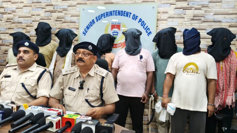 JAMSHEDPUR NEWS: कदमा में पुलिस की आधी रात को रेड, जुआ खेलते 8 गिरफ्तार, नकद और मोबाइल बरामद