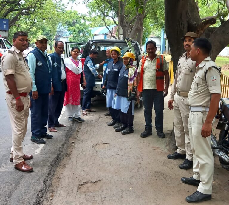 JAMSHEDPUR NEWS : डालसा ने ट्रैफिक पुलिस और ट्रांसजेंडरों के बीच बांटा ORS व ठंडा पानी, गोविंदपुर में चलाया विधिक जागरूकता अभियान