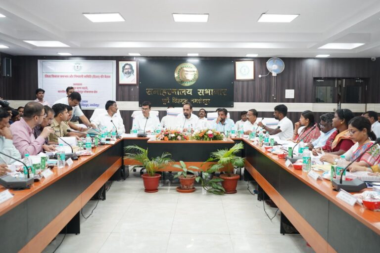 JAMSHEDPUR NEWS: दिशा की बैठक में विकास कार्यों की समीक्षा, जर्जर स्कूल होंगे ध्वस्त, अतिक्रमण पर चलेगा डंडा