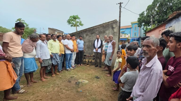 JAMSHEDPUR NEWS :सांसद बिद्युत वरण महतो ने पाथरा और बेहेड़ा गांव में विकास योजनाओं का किया शिलान्यास