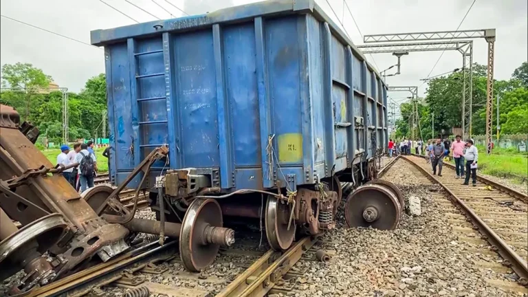 Rail Accident: मालगाड़ी का इंजन और दो डिब्बे पटरी से उतरे, आसनसोल लाइन पर रेल सेवाएं घंटों रही बाधित