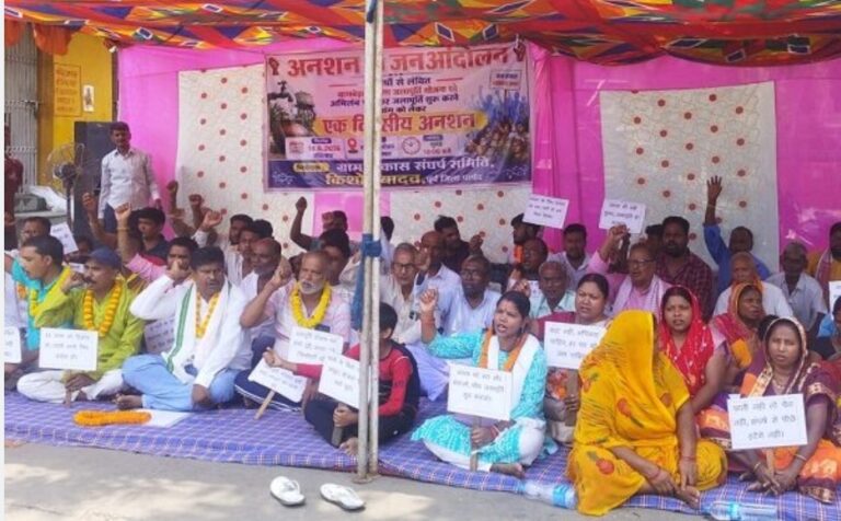 Jamshedpur: बागबेड़ा ग्रामीण जलापूर्ति योजना को लेकर टाटानगर स्टेशन के पास विरोध प्रदर्शन, 15 दिनों का दिया अल्टीमेटम