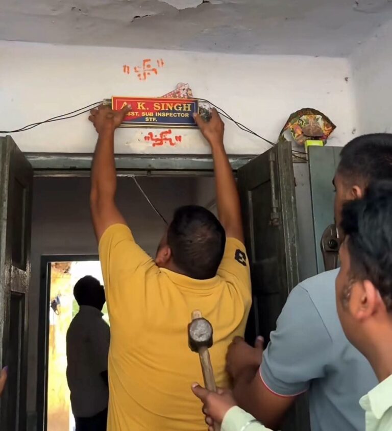Jamshedpur: कदमा टावर रोड में टाटा स्टील क्वार्टर पर ट्रैफिक ASI का अवैध कब्जा, खाली कराने पहुंची टीम तो जमकर हुआ बवाल