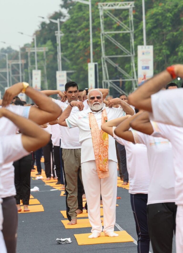 Yoga Day: कोलकाता के रेड रोड पर PM मोदी के साथ हजारों लोगों ने किया योगाभ्यास, प्रधानमंत्री ने मुद्राएं सुधारने में की मदद