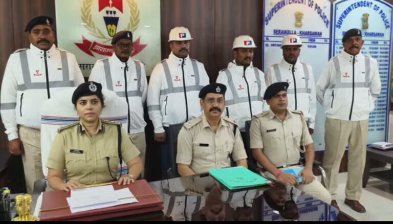 Seraikella-kharsawan:गर्मी में ट्रैफिक जवानों को मिलेगी राहत, बैटरी संचालित कूलिंग जैकेट का हुआ वितरण