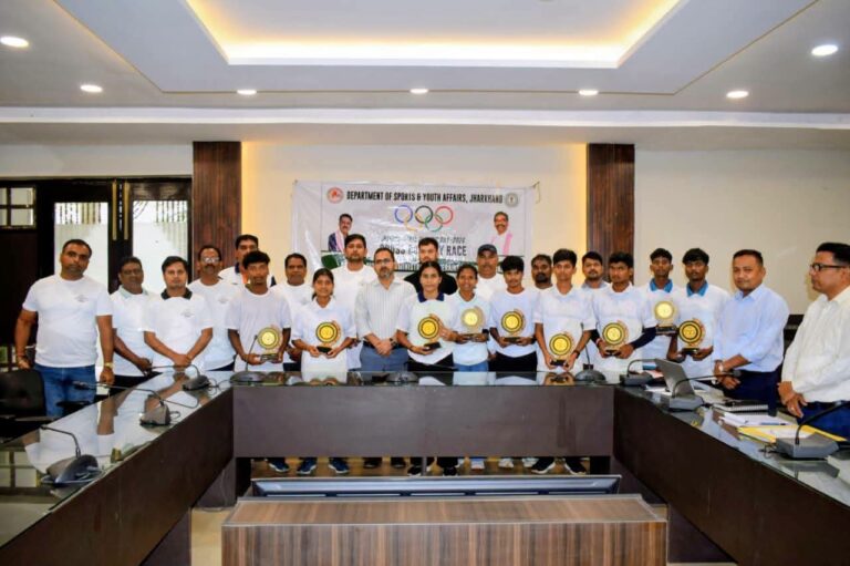 Seraikella-Kharsawan: ओलंपिक दिवस पर खिलाड़ियों का सम्मान, क्रॉस कंट्री रेस और फुटबॉल प्रतियोगिता का आयोजन