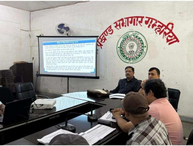 Seraikella-Kharsawan: मतदाता सूची के विशेष गहन पुनरीक्षण कार्यक्रम का अपर मुख्य निर्वाचन पदाधिकारी ने किया निरीक्षण