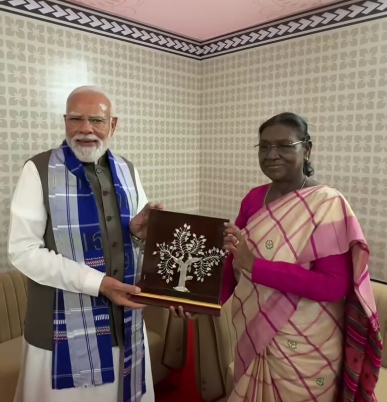 Rairangpur: मुर्मू और मोदी ने पहाड़पुर गांव में आदिवासी पवित्र स्थलों पर पूजा-अर्चना की, 47,600 करोड़ की परियोजनाओं की दी सौगात