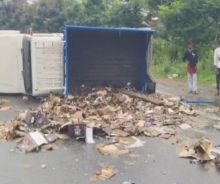 NH 33 Accident: चौका के झाबरी गांव के समीप जमशेदपुर की ओर जा रही शराब लदी वैन होकर पलटी, ग्रामीणों में मची लूटने की होड़