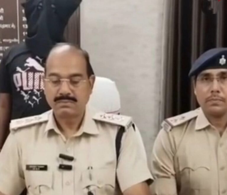 Jamshedpur: साकची थाना क्षेत्र में फायरिंग मामले का मुख्य आरोपी हाथीघोड़ा मंदिर के समीप से गिरफ्तार, हथियार बरामद