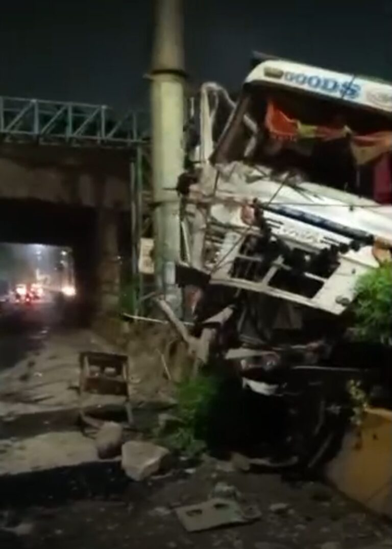 Jamshedpur: हावड़ा ब्रिज के समीप कार को बचाने में हादसा, फ्लाई ऐश लदा हाइवा टावर पोल से टकराकर डिवाइडर पर चढ़ा