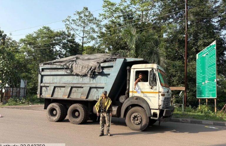 Saraikela: सरायकेला में अवैध कोयला तस्करी पर बड़ी कार्रवाई, पदमपुर टोल प्लाजा पर विशेष जांच अभियान चलाकर 4 वाहन जब्त