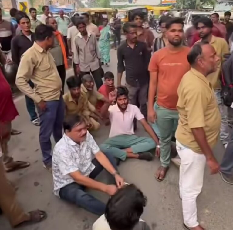 Jamshedpur: मानगो में हंगामा ऑटो चालक ने ट्रैफिक पुलिस पर ₹5000 मांगने का लगाया आरोप, सड़क पर बैठकर किया विरोध