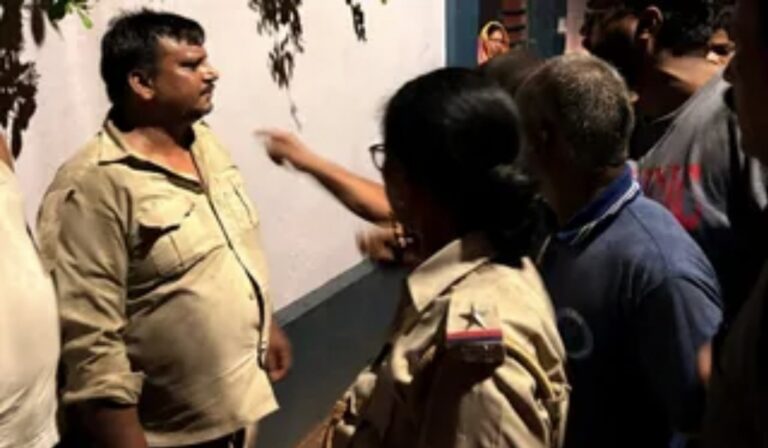 Jamshedpur: शराबी को थाने ले जाने के दौरान स्थानीय लोग पुलिसकर्मियों से उलझे, बारीडीह में मर्सी अस्पताल के समीप भारी हंगामा