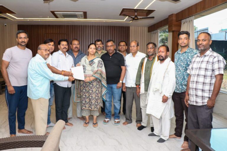 Jamshedpur News :मानगो बाजार की समस्याओं को लेकर मेयर सुधा गुप्ता और बन्ना गुप्ता से मिला व्यापारियों का प्रतिनिधिमंडल