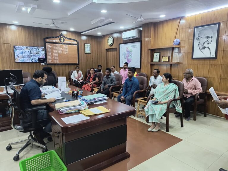 SERAIKELA NEWS : सरायकेला उपायुक्त के जनता दरबार में उमड़ी भीड़, घूसखोरी और गैस एजेंसी की मनमानी की हुई शिकायत