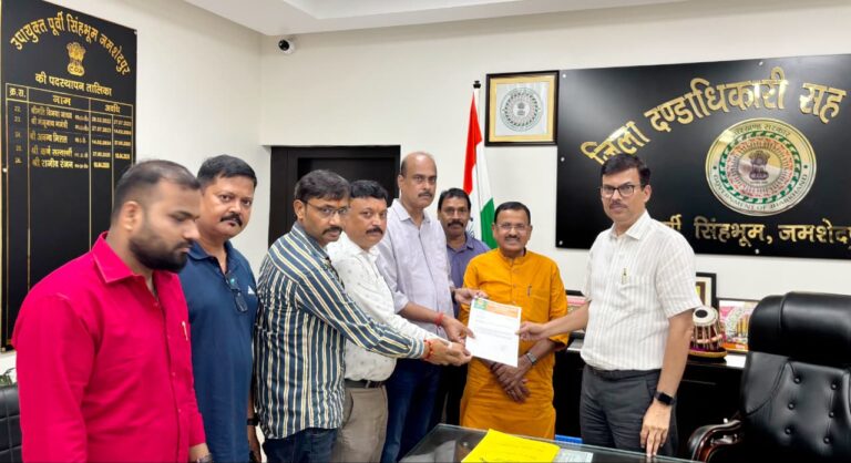 JAMSHEDPUR NEWS :बालू संकट और मतदाता सूची पुनरीक्षण को लेकर भाजपा प्रतिनिधिमंडल ने उपायुक्त से की मुलाकात