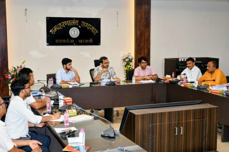 SERAIKELA NEWS: सरायकेला में मतदाता सूची पुनरीक्षण पर अहम बैठक, उपायुक्त ने दिए 100% मैपिंग के सख्त निर्देश