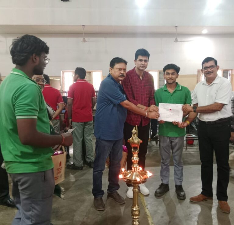 Jamshedpur News :RDTTEC और टाटा स्टील फाउंडेशन ने आयोजित किया रक्तदान शिविर, युवाओं ने दिखाई सामाजिक जिम्मेदारी