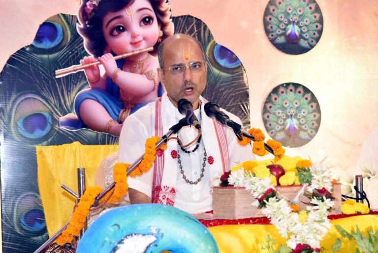 JAMSHEDPUR NEWS :बिष्टुपुर भागवत कथा में गूंजा कृष्ण जन्मोत्सव, सीताराम शास्त्री बोले- राम और कृष्ण अवतार मर्यादा व आनंद के प्रतीक