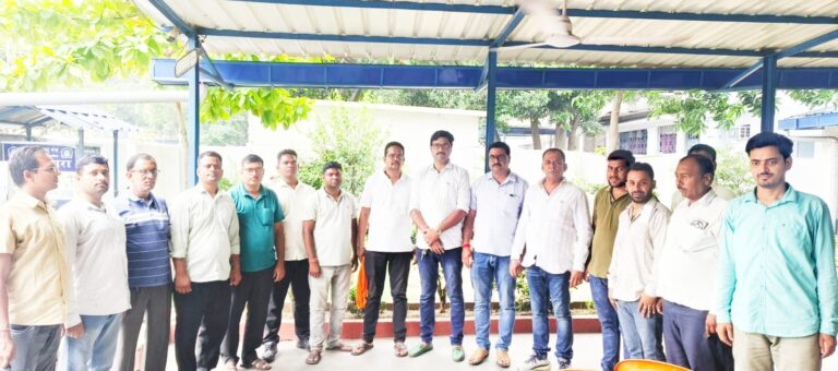 JAMSHEDPUR NEWS :नई एजेंसी ने बिना कारण बताए 100 से ज्यादा सिक्योरिटी गार्ड्स को निकाला,विधायक सरयू राय से मिले सिक्योरिटी गार्ड्स सरयू राय एजेंसी और स्टेट बैंक के अफसरों से बात करेंगे
