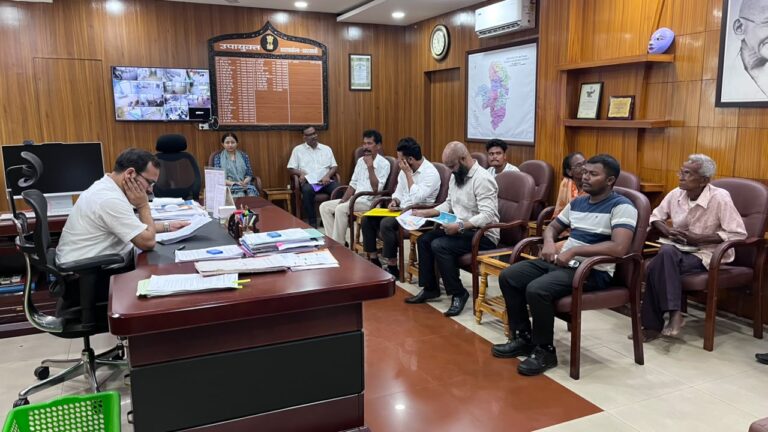 Seraikela Kharsawan News :उपायुक्त नीतिश कुमार सिंह ने जनता दरबार में सुनी जनसमस्याएं, अधिकारियों को दिए त्वरित कार्रवाई के निर्देश