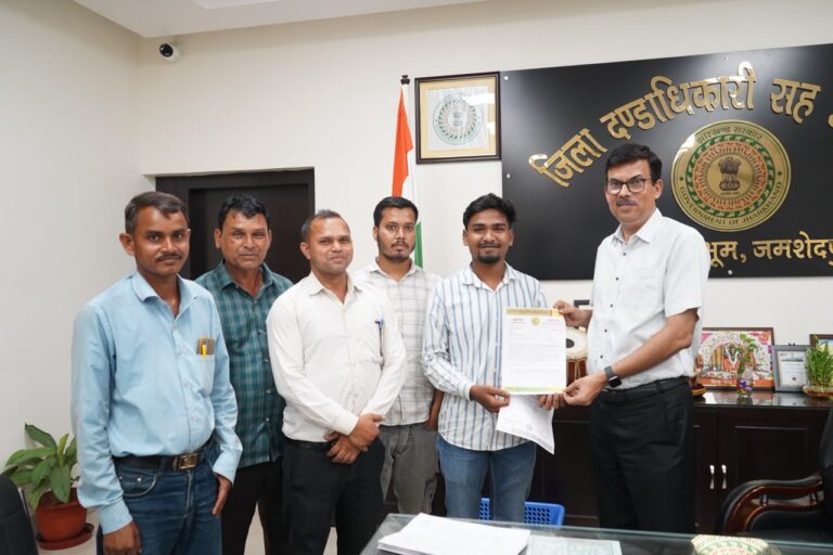 JAMSHEDPUR NEWS: उपायुक्त राजीव रंजन ने जन शिकायत निवारण दिवस में सुनी नागरिकों की समस्याएं, मामलों के त्वरित निष्पादन का दिया निर्देश