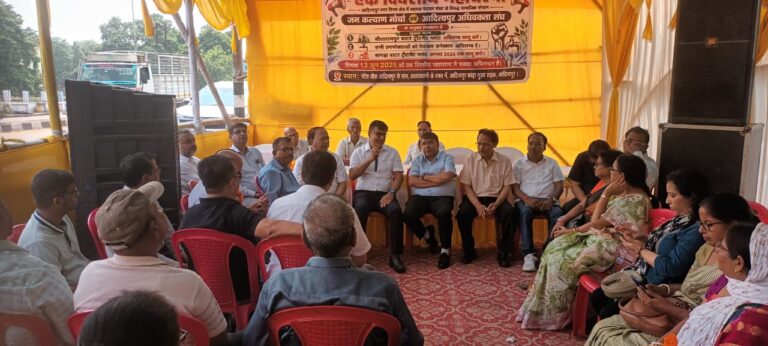 ADITYAPUR NEWS: आदित्यपुर में जल संकट पर सड़क पर उतरी जनता, 15 जुलाई तक सीतारामपुर प्लांट चालू करने का मिला आश्वासन