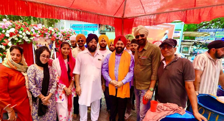 Jamshedpur News :गुरु अर्जन देव जी की शहादत पर सोनारी में छबील सेवा का आयोजन, हजारों लोगों ने प्रसाद ग्रहण किया, अमरप्रीत सिंह काले भी हुए शामिल
