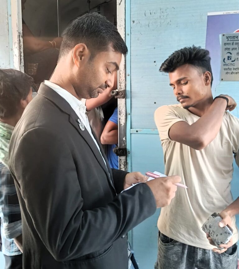 DHANBAD NEWS: धनबाद रेल मंडल में दिन-रात चला मेगा टिकट चेकिंग अभियान, 917 बेटिकट यात्रियों से वसूला 6.60 लाख का जुर्माना