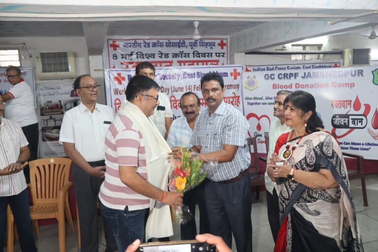 JAMSHEDPUR NEWS: विश्व रक्तदाता दिवस पर जमशेदपुर में 365 यूनिट रक्त संग्रह, रेड क्रॉस सोसाइटी ने किया सम्मानित