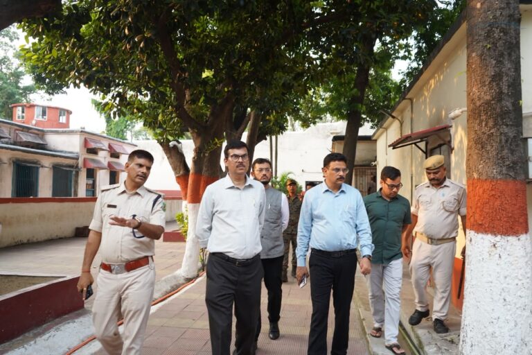 JAMSHEDPUR NEWS: उपायुक्त राजीव रंजन ने घाघीडीह केंद्रीय कारा, साकची जेल और संप्रेक्षण गृह का किया औचक निरीक्षण