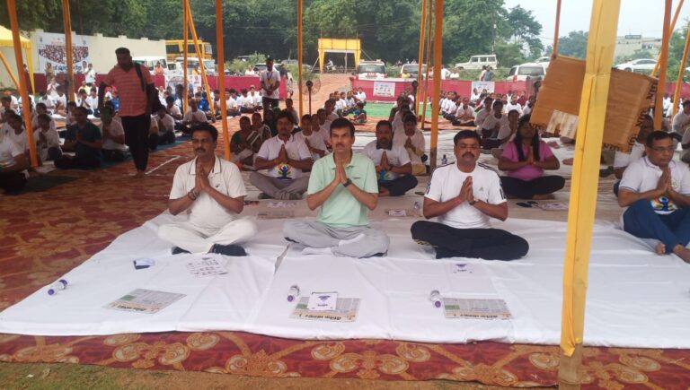 JAMSHEDPUR NEWS: खासमहल दुर्गा पूजा मैदान में ‘स्वस्थ वृद्धावस्था के लिए योग’ की थीम पर मना 12वां अंतरराष्ट्रीय योग दिवस, डीसी राजीव रंजन बने मुख्य अतिथि