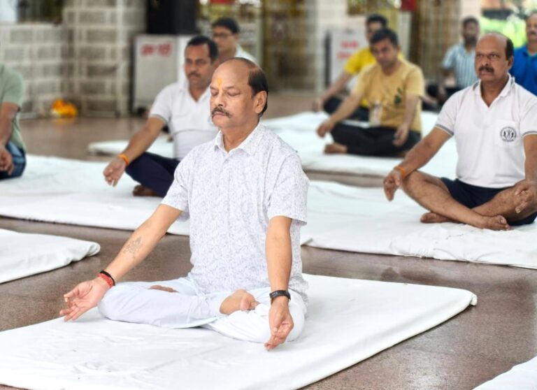 Jamshedpur News ;अंतरराष्ट्रीय योग दिवस पर पूर्व मुख्यमंत्री रघुवर दास ने किया योगाभ्यास, नियमित योग अपनाने का किया आह्वान