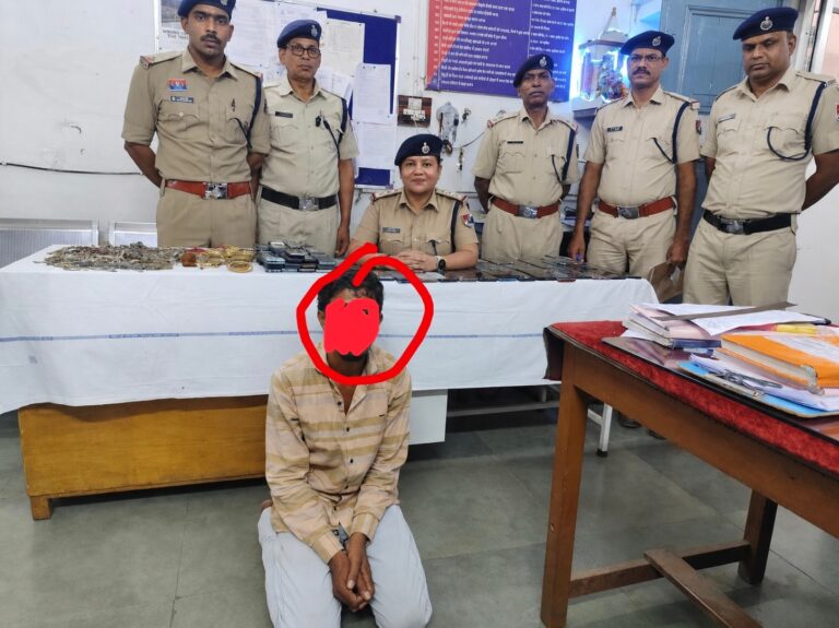 Operation Rail Prahari :रेलवे स्टेशन पर ‘ऑपरेशन रेल प्रहरी’ की महा-सफलता! 123 मोबाइल फोन और चांदी के गहनों के साथ बंगाल का शातिर चोर गिरफ्तार
