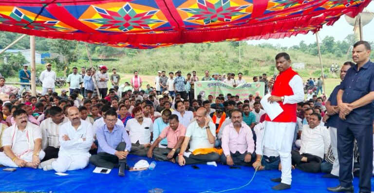 JAMSHEDPUR NEWS: तुरामडीह माइंस के विस्थापितों के समर्थन में सड़क पर उतरे अर्जुन मुंडा, गेट पर महा-धरना; UCIL प्रबंधन को दी चेतावनी