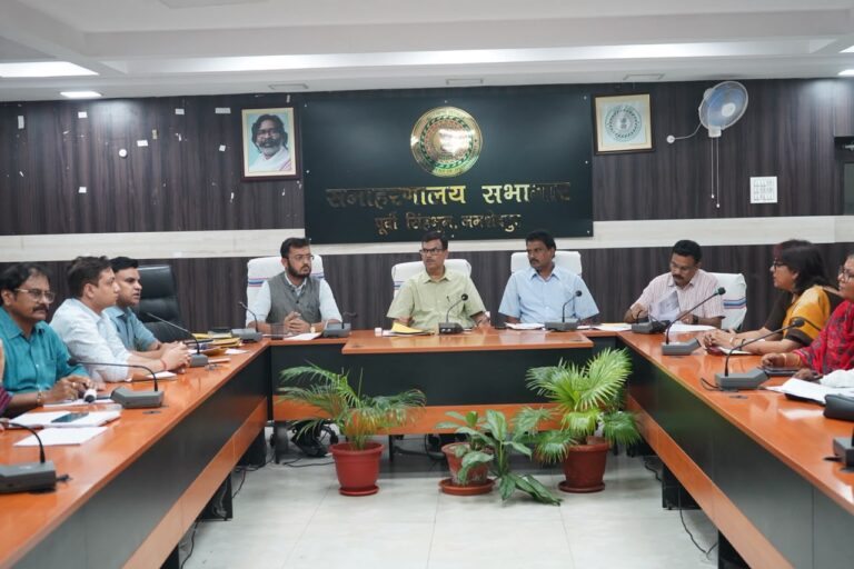 JAMSHEDPUR NEWS: डीसी राजीव रंजन ने की सीएम स्कूल ऑफ एक्सीलेंस व कस्तूरबा विद्यालयों की बड़ी समीक्षा, बोले- ‘बोर्ड परीक्षाओं में और बेहतर हों परिणाम’