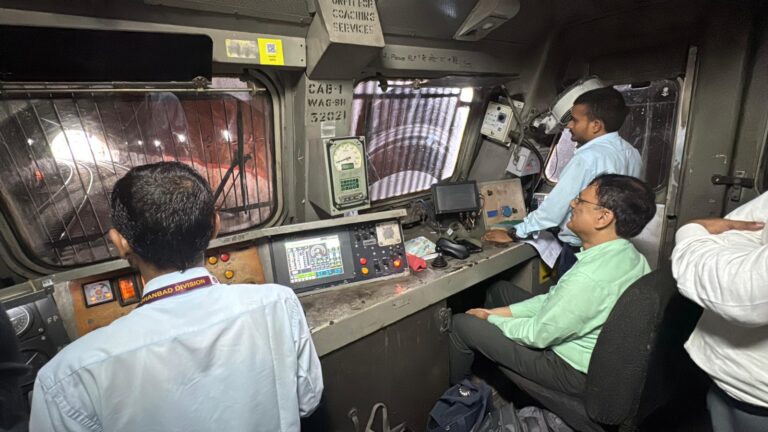 PATNA NEWS: गुरपा-गझंडी की खतरनाक सुरंगों से गुजरी कोयला लदी मालगाड़ी, GM छत्रसाल सिंह ने इंजन में बैठकर परखी ट्रैक की ताकत