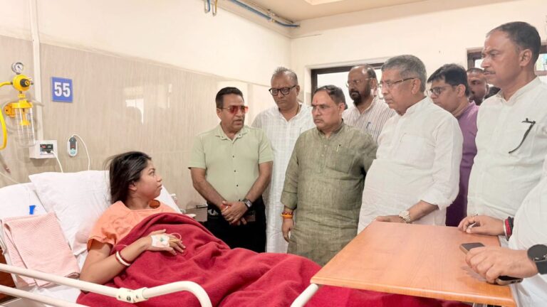 Jamshedpur News :टीएमएच अस्पताल में भर्ती जमशेदपुर पूर्वी के विधायक पूर्णिमा साहू से भाजपा प्रदेश अध्यक्ष आदित्य साहू ने की मुलाकात, शीघ्र स्वास्थ्य लाभ की कामना की