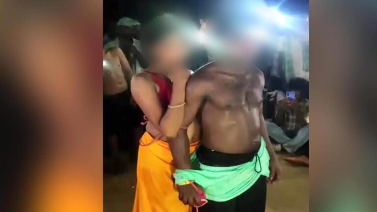 Jharkhand: अवैध संबंध के आरोप में महिला और पुरुष को पीटा, चप्पलों की माला पहनाकर अर्धनग्न कर पूरे गांव में घुमाया